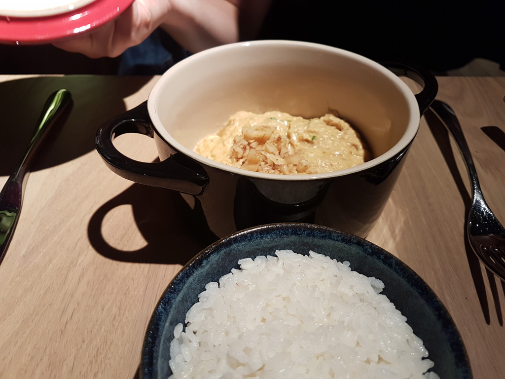 Mixtura-cocina-Nikkei-Aji-de-pollo-de-corral,-nueces-y-Comte