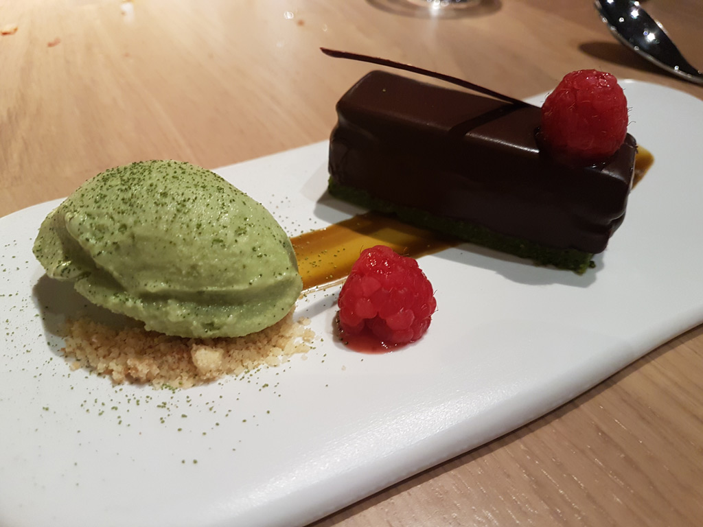 Mixtura-cocina-Nikkei-lingote-de-chocolate