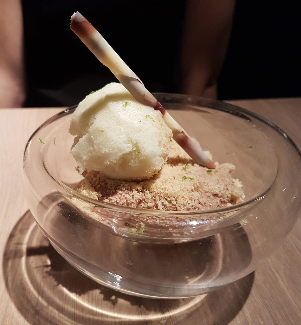 Mixtura-cocina-Nikkei-mouse-de-chocolate