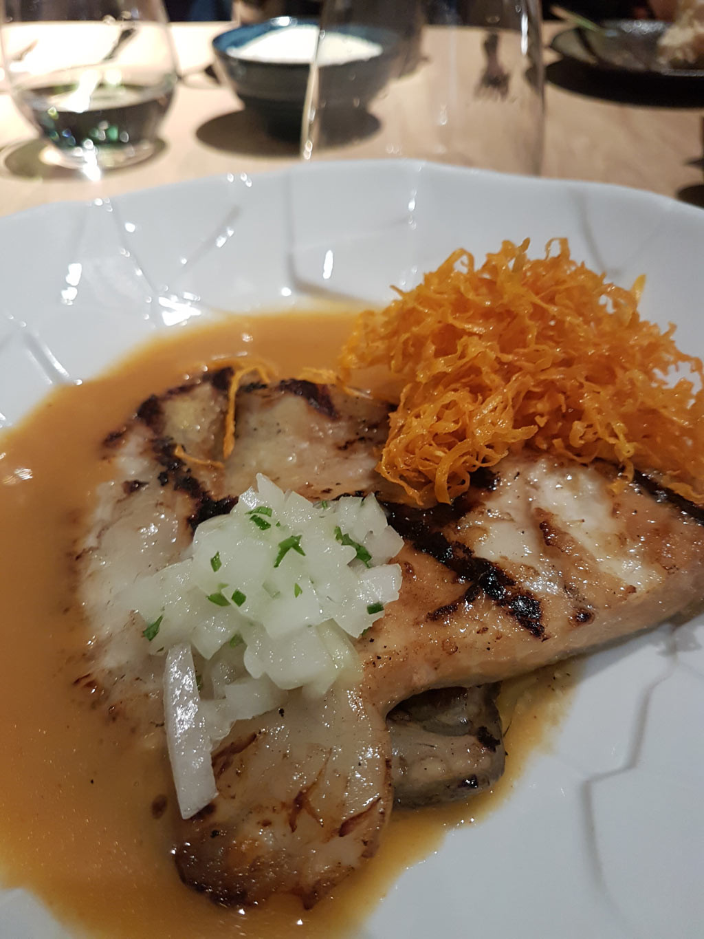 Mixtura-cocina-Nikkei-Rodaballo-glaseado-con-teriyaki y jugo de alubias ligeramente ahumado, yuzu y pepino.