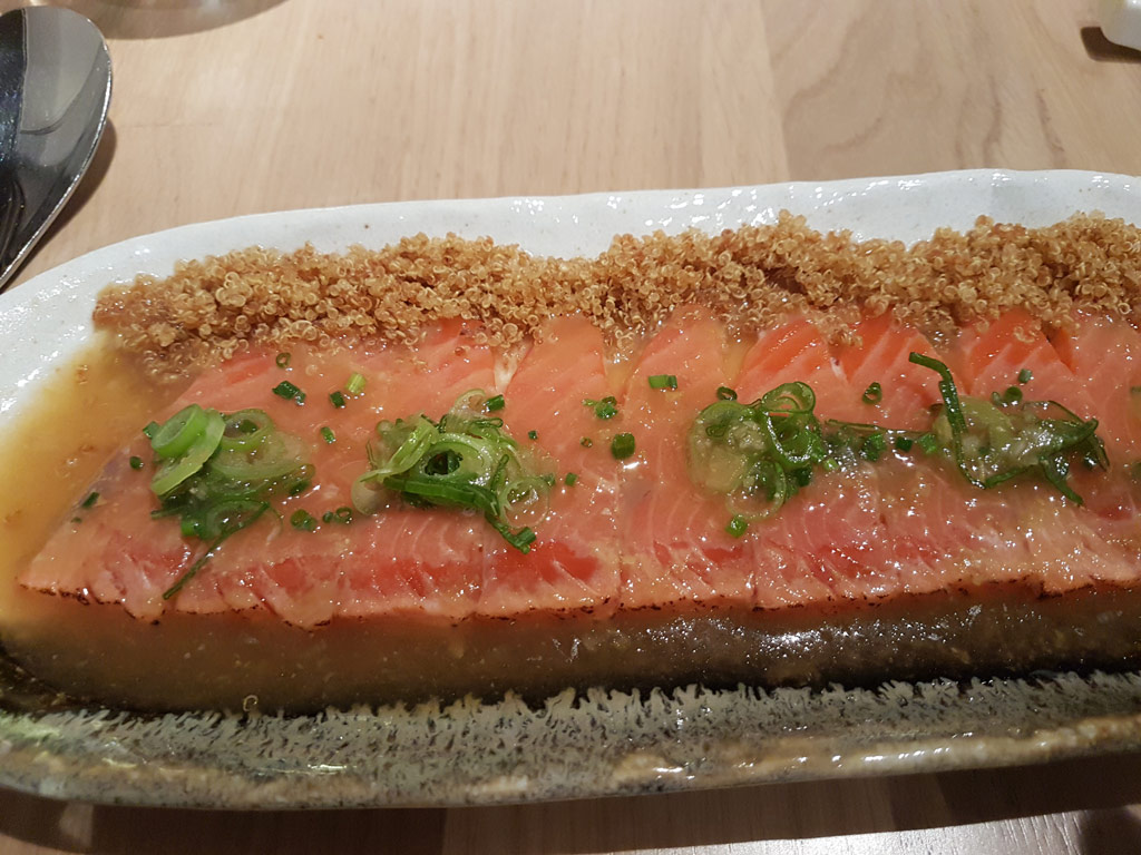 Mixtura-cocina-Nikkei-tiradito-de-salmon