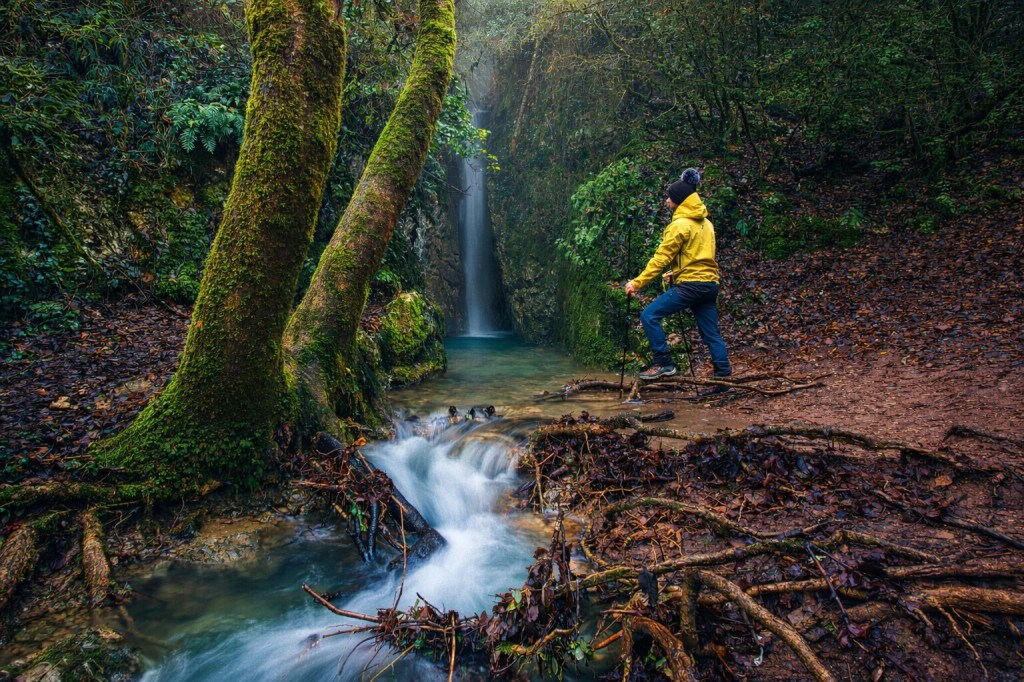 Camino amplio y bien señalizado desde Monreal hasta la cascada de Diablozulo, siguiendo el trazado del Camino de Santiago Aragonés en dirección a Yarnoz. Distancia total: 6.5 kilómetros ida y vuelta.