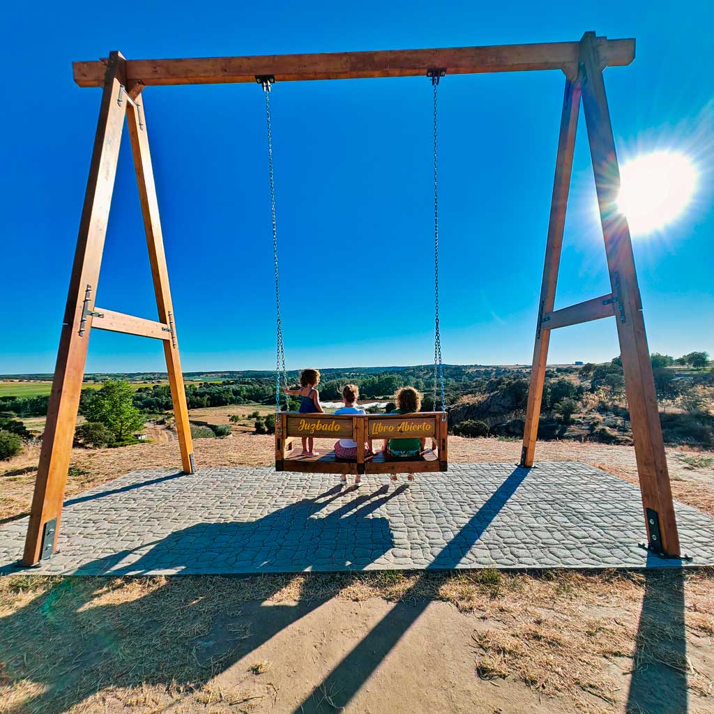 Columpio de Juzbado con vistas al río Tormes al atardecer, familia en primer plano