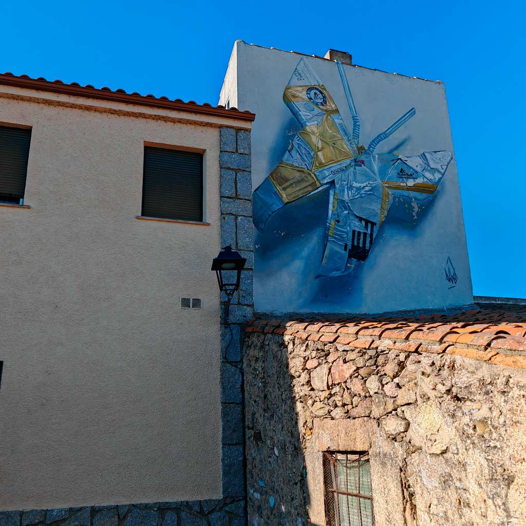 Mural Butter Brik, mariposa hecha con tetrabrik en la plaza de Juzbado