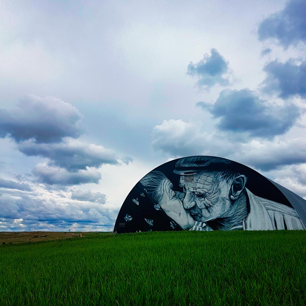 Mural último beso en Juzbado creado por artes prada 