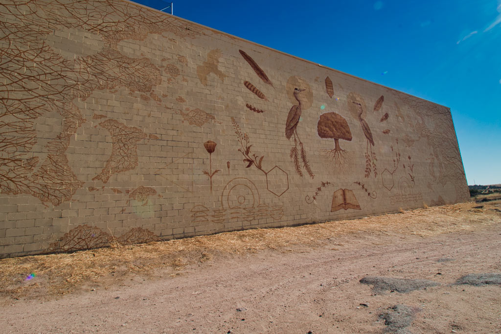 Mural Libro Abierto en el frontón de Los Berrocales